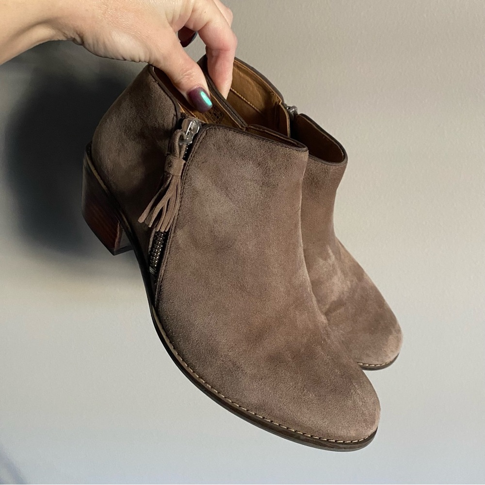 Vionic Serena Greige Water Resistant Suede Orthopedic Ankle Booties Size 9 EUC